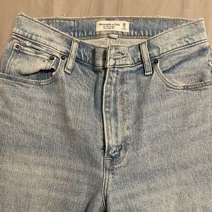 Abercrombie Curve Love Ultra High Rise 90s straight jean